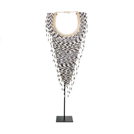 De tribale kralenketting met standaard - zwart-wit
