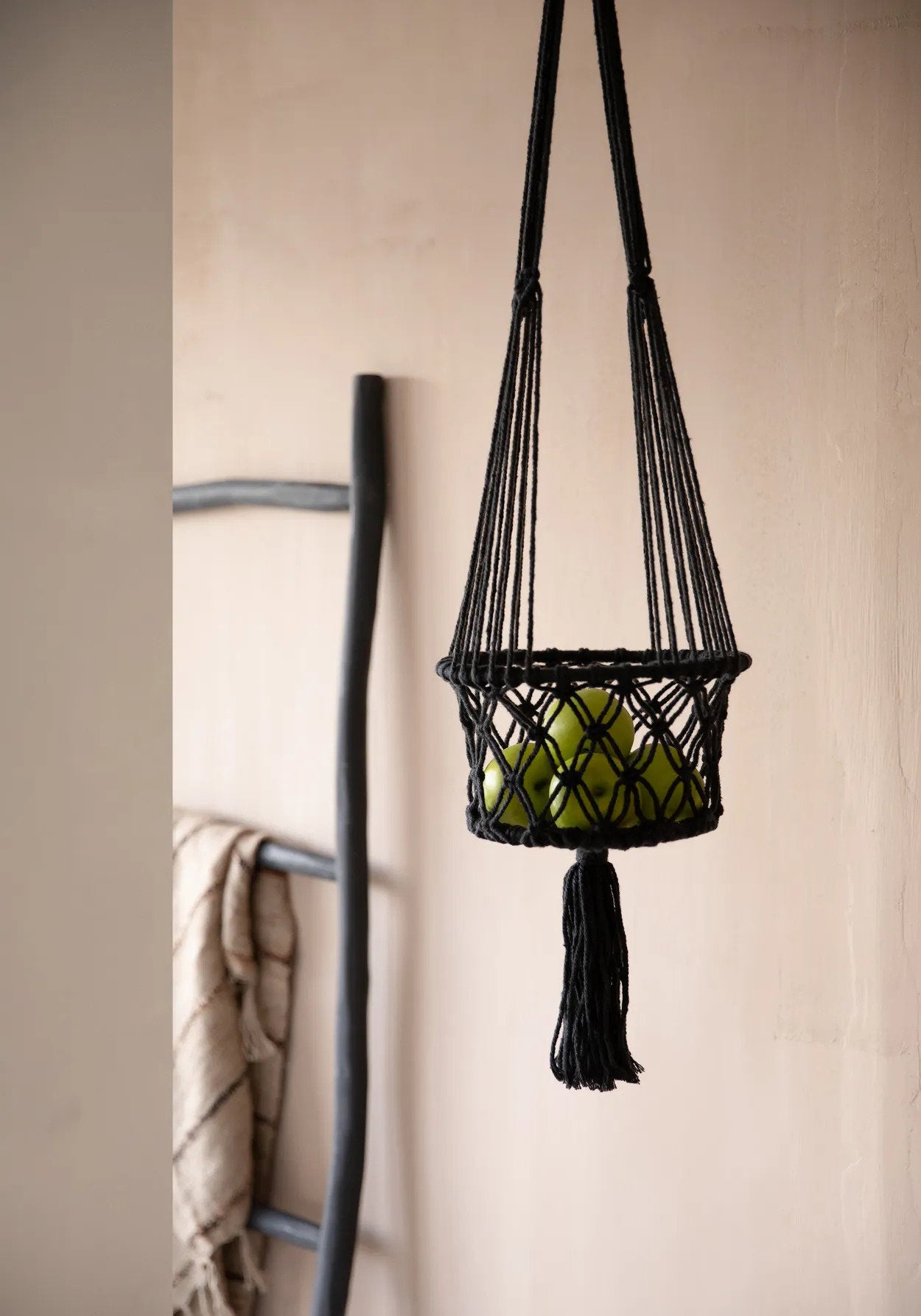 De macramé plantenhouder - zwart - M