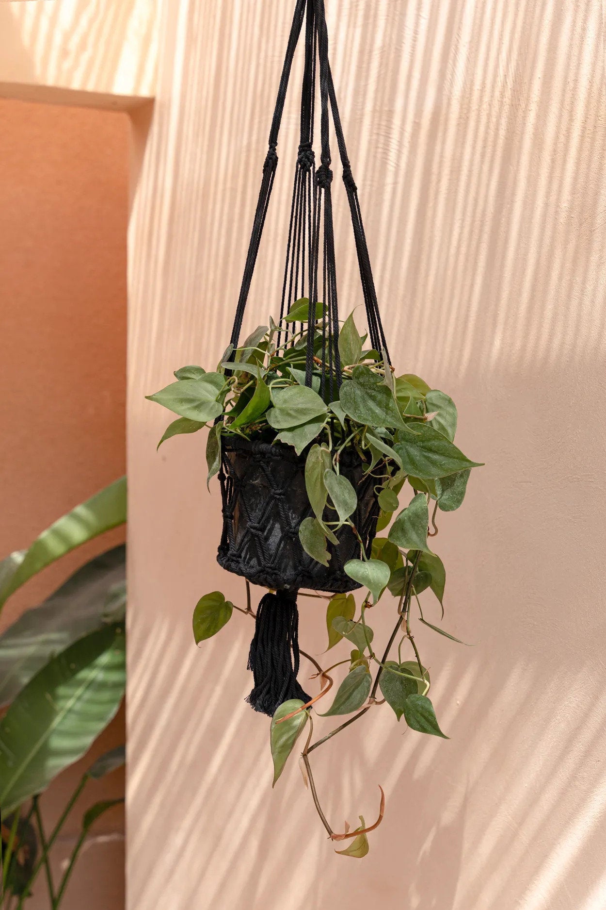 De macramé plantenhouder - zwart - M