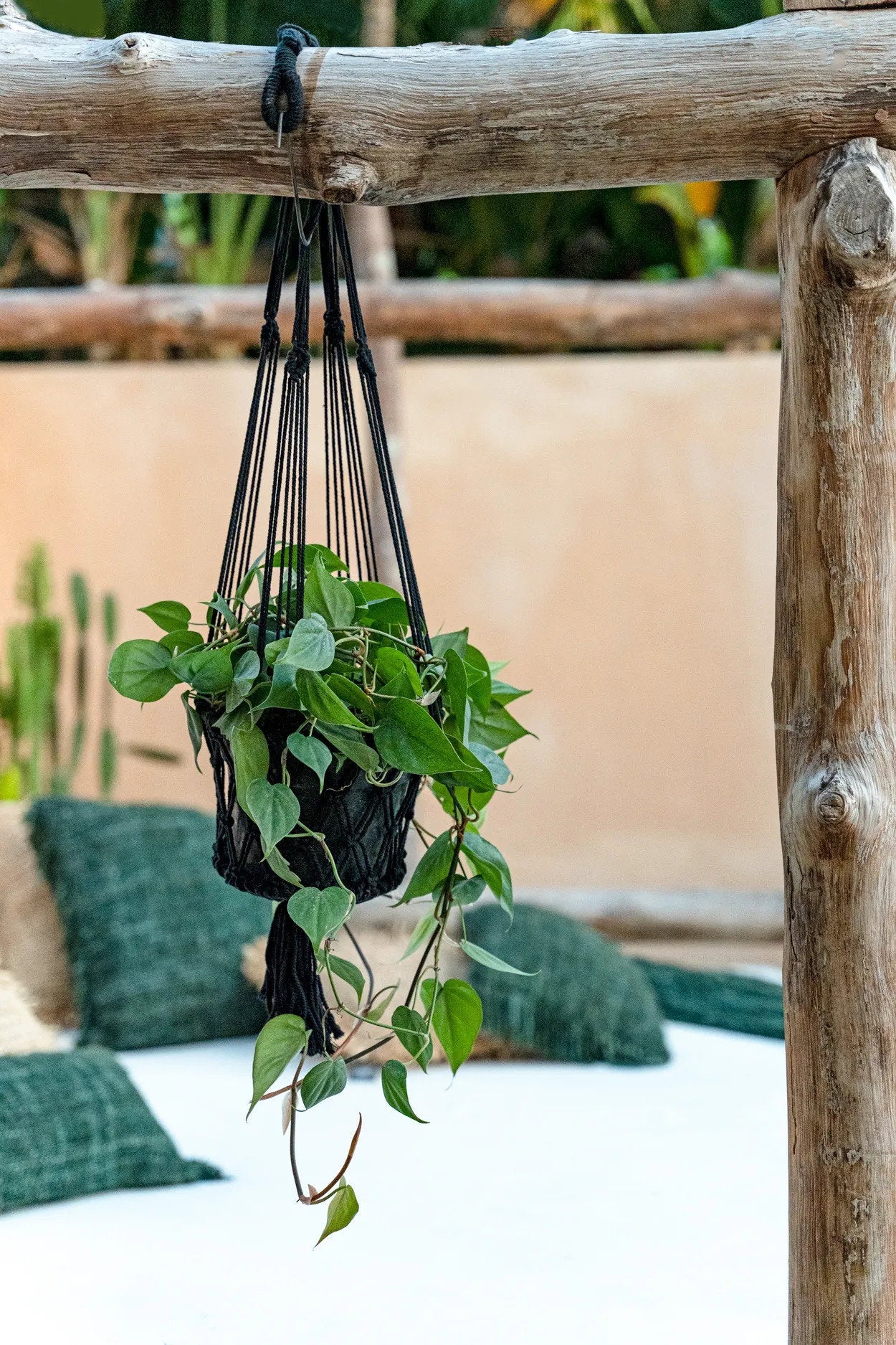 De macramé plantenhouder - zwart - S