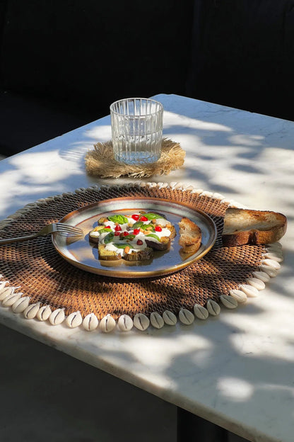De koloniale schelp-placemat - naturel bruin