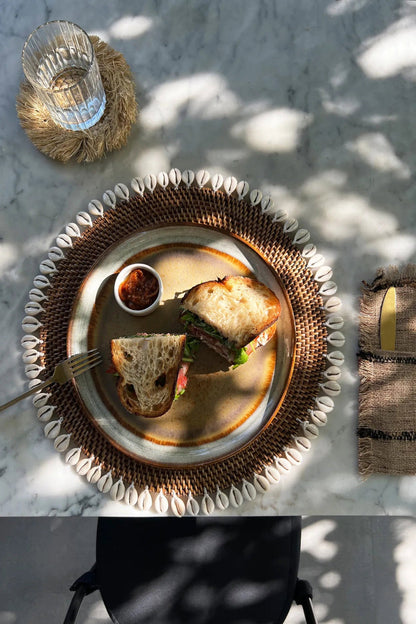 De koloniale schelp-placemat - naturel bruin