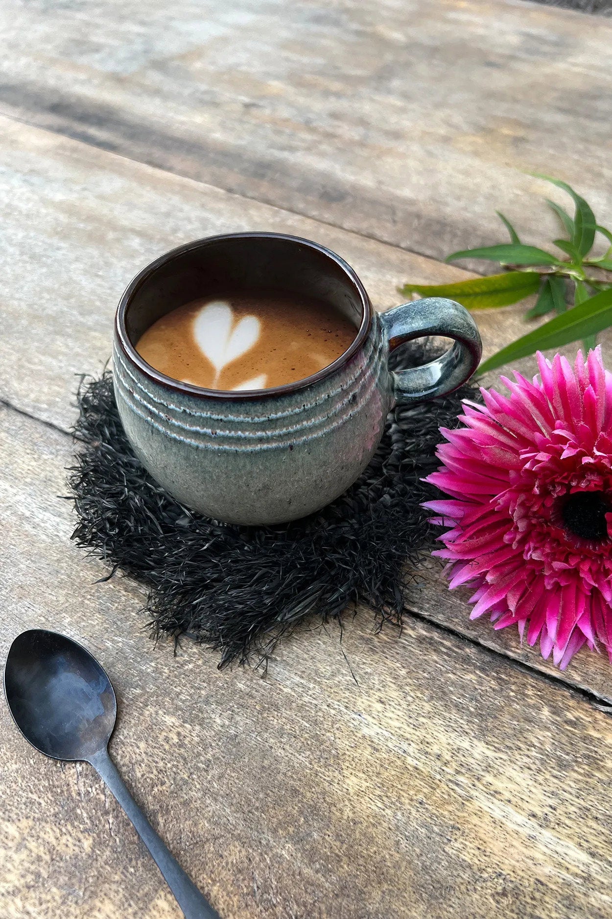 Raffia-onderzetter met franjes - zwart