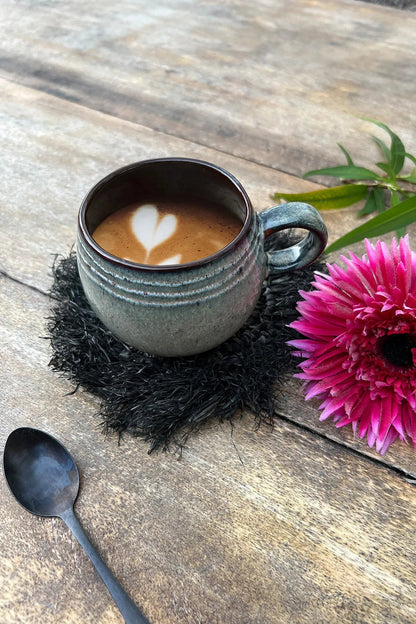 Raffia-onderzetter met franjes - zwart