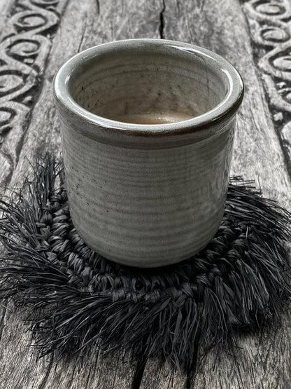 Raffia-onderzetter met franjes - zwart