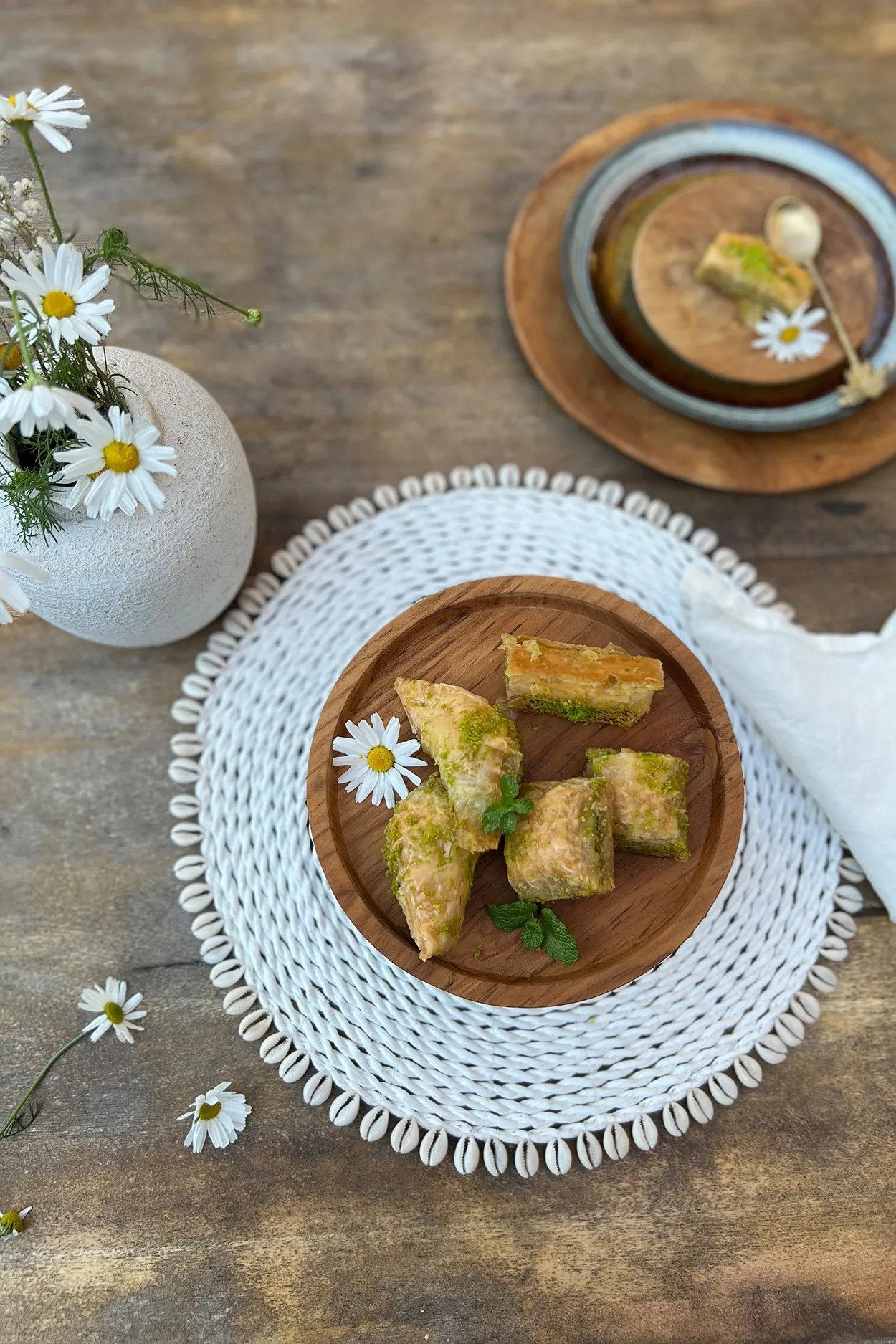 De placemat van zeegras met schelp - wit
