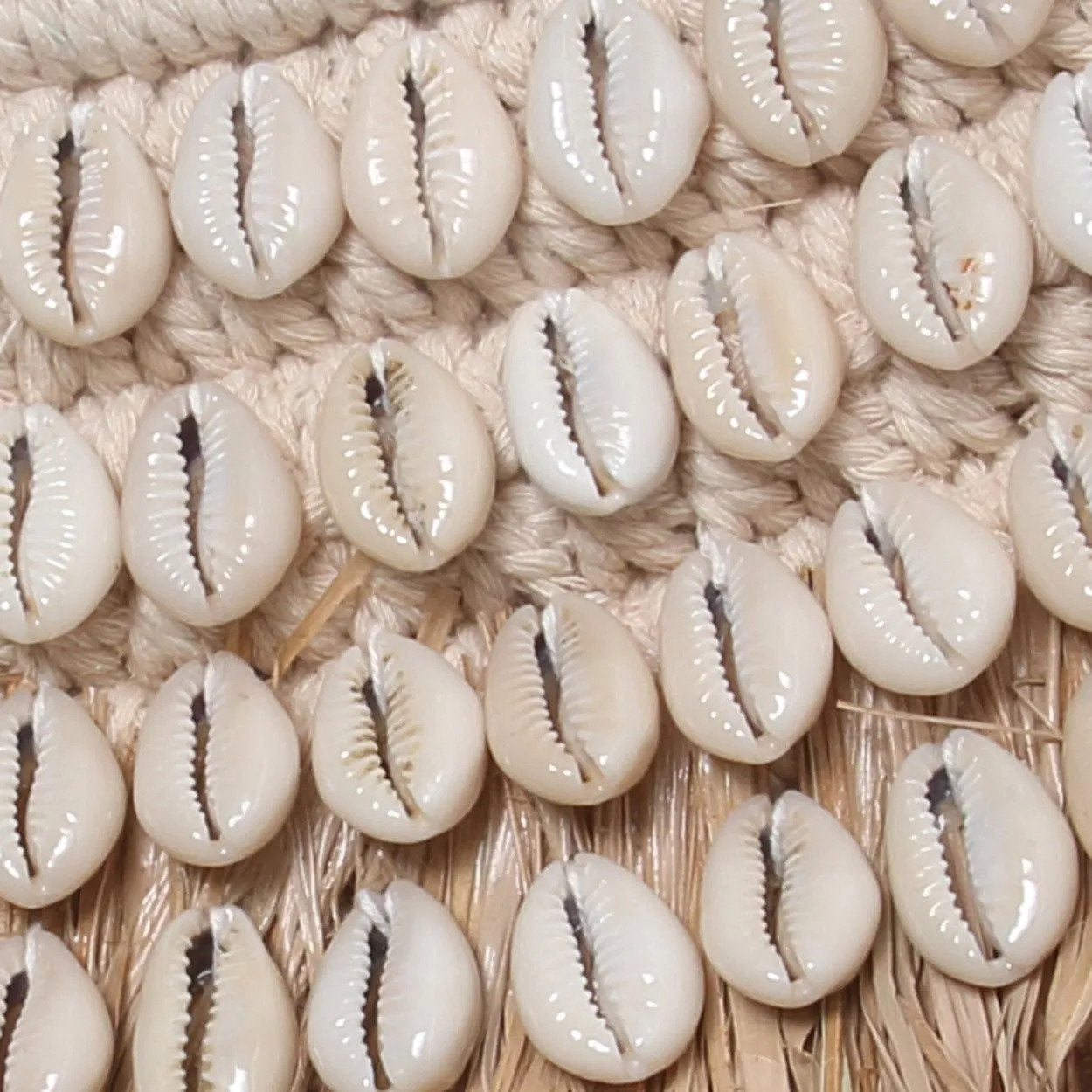 De raffia cowrie-spiegel - natuurwit
