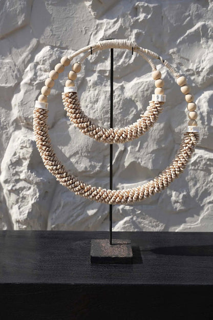 De dubbele schelpketting op standaard - naturel
