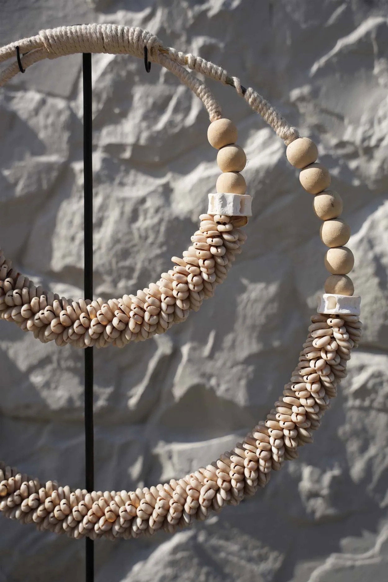 De dubbele schelpketting op standaard - naturel