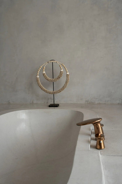 De dubbele schelpketting op standaard - naturel