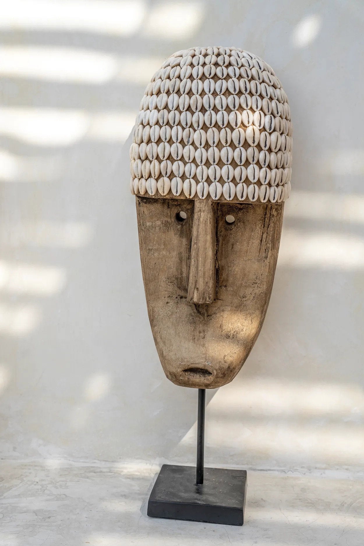 Het kaurischelpenmasker op standaard - groot