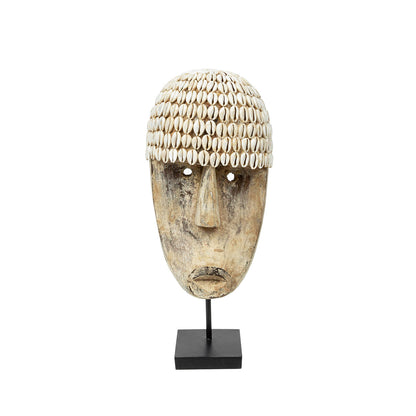 Het cowrie-masker op standaard - Middelgroot