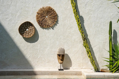 Het cowrie-masker op standaard - Middelgroot