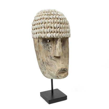 Het cowrie-masker op standaard - Middelgroot