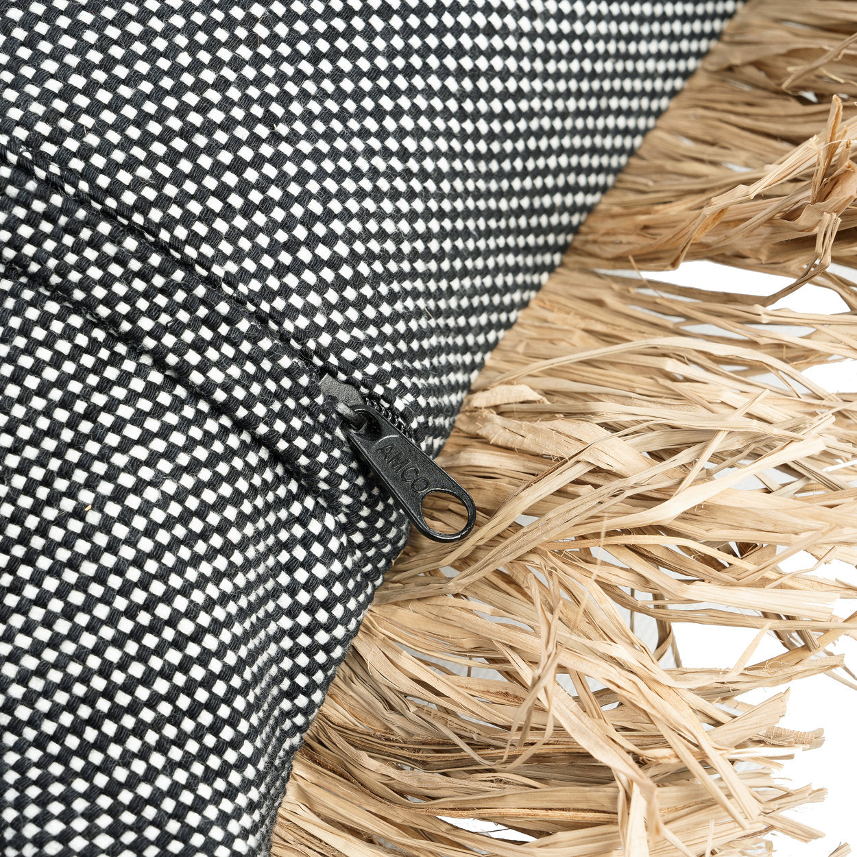 The Cotton Bonita kussenhoes - natuurlijk zwart - 40x40