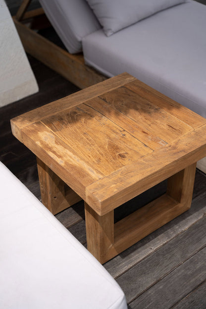 De bijzettafel van gerecycled teakhout - naturel